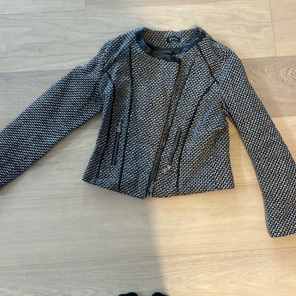 Very fashionable blazer with asymmetrical zipper and vegan leather accents
